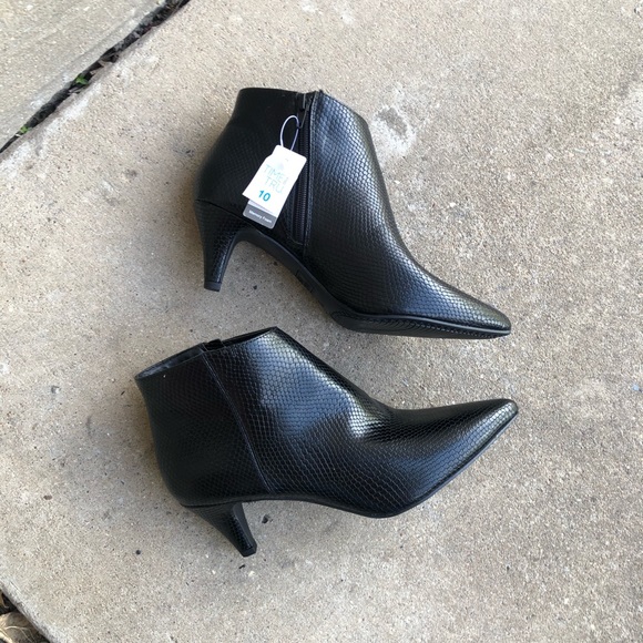 Time and Tru Black Heel Boots - Picture 3 of 5